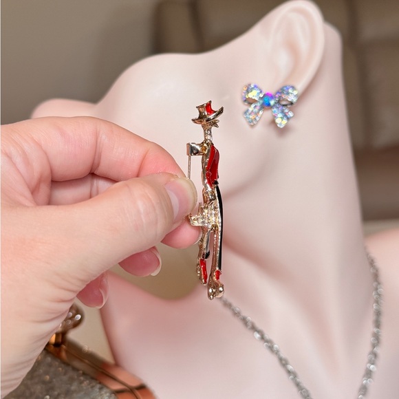 Stylish Red and Black Enamel Brooch - Picture 6 of 8